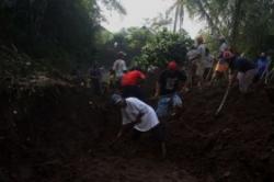Jalan Pintas ke Wisata Gunung Kawi Longsor