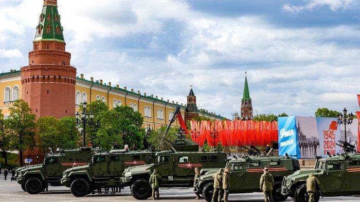 Kendaraan militer lapis baja Rusia meluncur saat latihan parade militer Hari Kemenangan di Lapangan Merah di Moskow, Rusia, pada Minggu (5/5/2024). Parade tersebut akan berlangsung di Lapangan Merah Moskow pada 9 Mei 2024 untuk merayakan 79 tahun kemenangan Rusia dalam Perang Dunia II melawan Nazi Jerman.