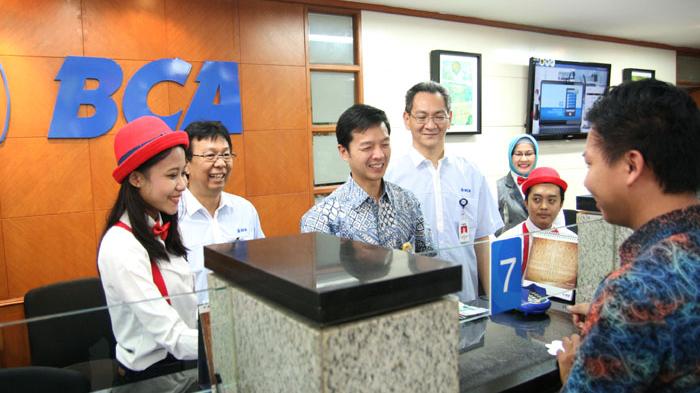 Direktur BCA Layani Nasabah di Hari Pelanggan Nasional