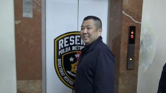 Ketua Umum Partai Perindo, Hary Tanoesoedibjo mendatangi Polda Metro Jaya saat Jubir TPN Ganjar Pranowo-Mahfud MD, Aiman Witjaksono diperiksa soal kasus tudingan aparat tidak netral pada Jumat (26/1/2024) malam.