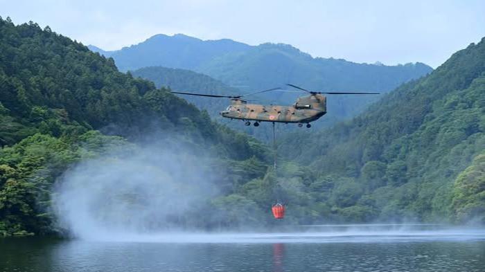 JSDF pasukan bela diri Jepang, di Kalimantan Indonesia dengan helikopter  CH-47  mengambil air untuk memadamkan kebakaran hutan - Foto Kementerian Pertahanan Jepang (MOD)