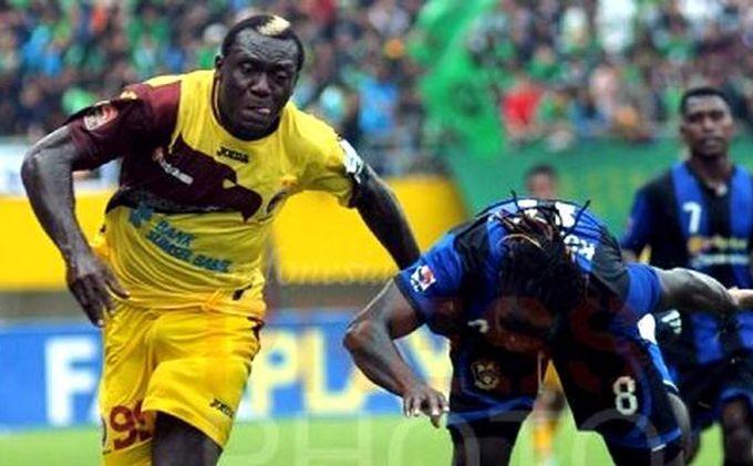Herman Dzumafo berseragam Sriwijaya.
