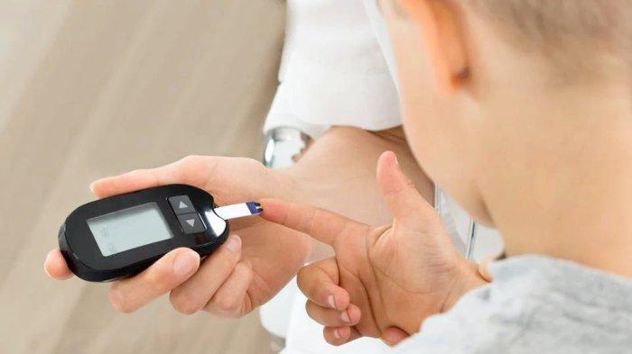 PICU DIABETES - Ilustrasi pemeriksaan diabetes. Pola hidup yang serba cepat dan praktis memunculkan konsekuensi serius bagi kesehatan. Kemudahan memesan makanan cepat saji hingga kebiasaan berlama-lama di depan layar gadget disebut menjadi pemicu meningkatnya kasus diabetes di Indonesia (kredit: DOK. Hindustan Times)