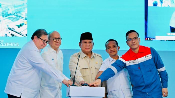 Presiden Prabowo Subianto saat melakukan groundbreaking proyek hilirisasi nasional tahap II di Refinery Unit IV Cilacap, Provinsi Jawa Tengah pada Rabu (29/4/2026). Dalam sambutannya, Presiden menekankan bahwa setiap proyek strategis harus terus dievaluasi secara objektif dan ilmiah, seiring dengan kemajuan teknologi yang berlangsung cepat. 