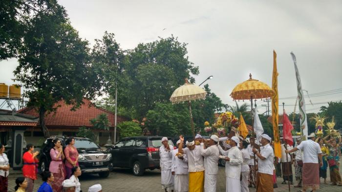 Nyanggre Pratima 16 Pura Datang Membawa Simbol Suci