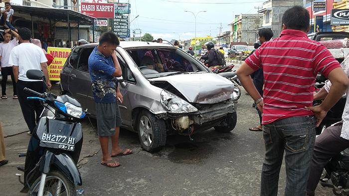 Pengendara Honda Jazz Tabrak Garasi BCA Jambi, Seorang Terluka