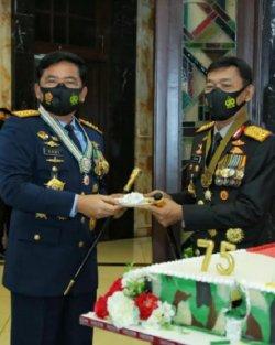 Panglima TNI Terharu Dapat Kejutan dari Kapolri di HUT Ke-75 TNI