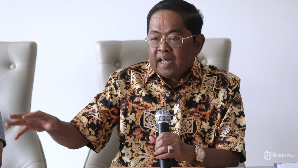 Ketua Dewan Pembina Bapilu Partai Golkar Idrus Marham memberikan keterangan terkait suksesi kepemimpinan usai mundurnya Airlangga Hartarto sebegai ketua umum saat konferensi pers di Jakarta, Selasa (13/8/2024). Idrus mengklaim kader Golkar Bahlil Lahadalia telah memenuhi syarat sebagai calon Ketua Umum Partai Golkar karena sebelumnya pernah menjabat sebagai Bendahara DPD I Partai Golkar Papua. TRIBUNNEWS/IRWAN RISMAWAN