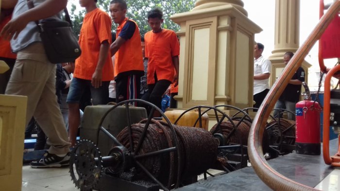 Tiga Sumur Minyak Ilegal Ini Hasilkan 70 Drum Sehari