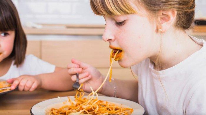 ILUSTRASI - Gambar yang menunjukkan seorang anak sedang makan mi yang diambil dari situs Freepik.com, Jumat (14/2/2025).