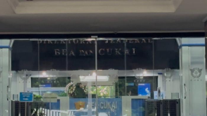 OTT KPK - Suasana Kantor Pusat Bea dan Cukai, Rawamangun, Jakarta Timur, Rabu (4/2/2026) sore. Tampak kondisi kantor terpantau tetap berjalan normal di tengah isu OTT KPK.
