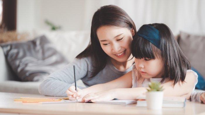 Ilustrasi seorang ibu menemani anak belajar.