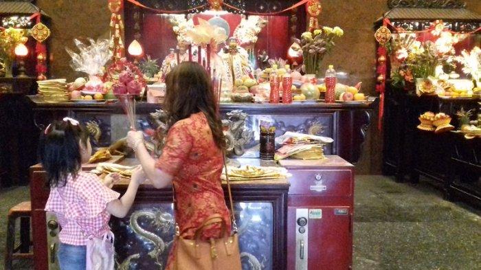 Rayakan Imlek, Masyarakat Tionghoa Bersilaturahmi di Vihara Hok Tek Tjeng Sin