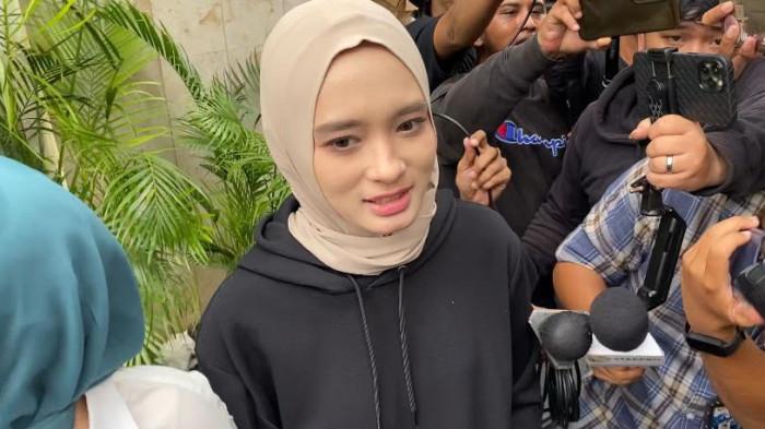 INARA CABUT LAPORAN - Selebgram Inara Rusli akhirnya memilih mencabut laporan polisinya yang sebelumnya dilayangkan ke Insanul Fahmi di Polda Metro Jaya. Keputusan tersebut diambil usai kedua belah pihak dipertemukan dan sepakat menyelesaikan persoalan secara kekeluargaan. (Tribunnews.com/Fauzi Alamsyah).