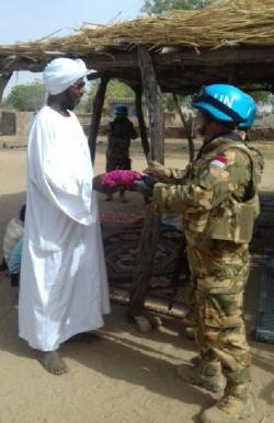 Satgas Batalyon Komposit TNI Berikan Bantuan Al-Quran Untuk Warga Darfur