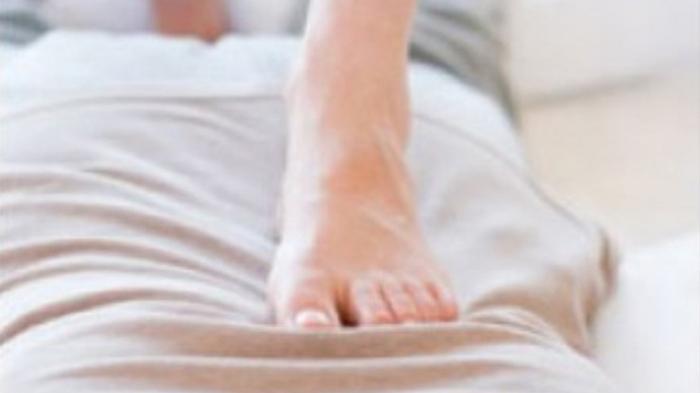 Asal-asalan Pijat Injak Punggung Sebabkan Tulang Bergeser