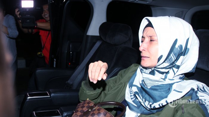 BERITA FOTO: Tangis Inneke Koesherawati di Gedung KPK