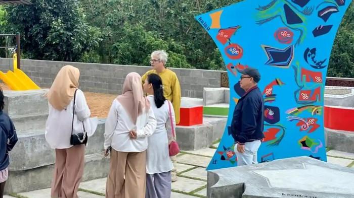 BUKIT ASLAN - Bukit Aslan juga menjadi satu-satunya destinasi wisata liburan di Sumatra yang menghadirkan instalasi karya seni dunia milik Eames Demetrios. Karya seni ini makin bikin takjub karena berada di tengah-tengah keindahan alam Indonesia.