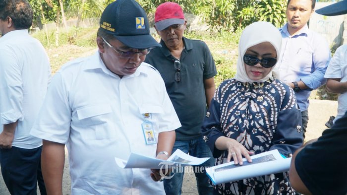 Intan Fauzi Tinjau 4 Titik Tanggul Roboh di Kali Bekasi
