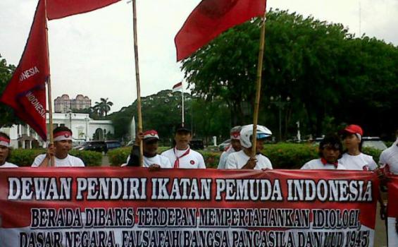 Aktivis IPI Baca Naskah Sumpah Pemuda di Depan Istana