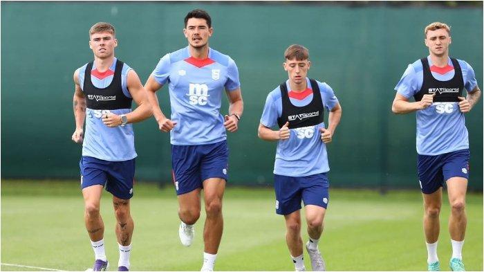 Pemain Timnas Indonesia Elkan Baggott dalam sesi latihan tim Ipswich Town menjelang pertandingan Liga Inggris musim 2024/2025.