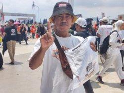 Cerita Pedagang Kaus dan Topi Bergambar AMIN di JIS, Sehari Raup Omzet Menggiurkan