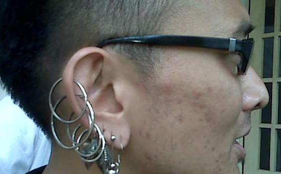 Foto: Isa Raja Mandi dan Tidur Tak Lepas Lusinan Anting di Telinganya