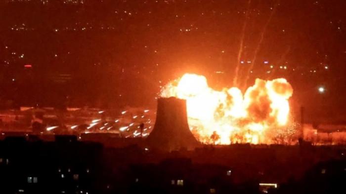 PERANG MEMBESAR - Kobaran api dari ledakan yang menghantam sebuah depot bahan bakar minyak di Teheran, Iran, Sabtu (7/3/2026) malam. Iran membalas lewat rudal yang diluncurkan IRGC dan menyasar kilang minyak Haifa, menandakan perluasan perang yang tidak hanya menargetkan sasaran militer tetapi juga fasilitas energi.