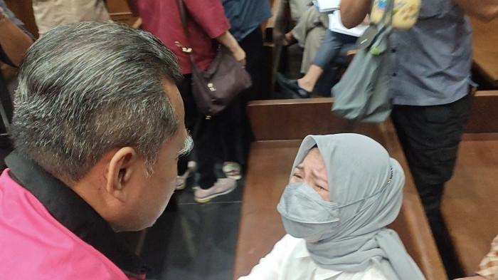 Hakim Djuyamto Dituntut 12 Tahun Penjara, Sang Istri Menangis Tersedu-sedu di Ruang Sidang