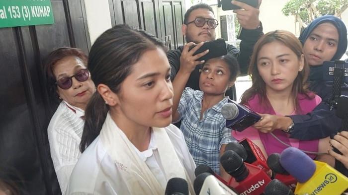 PRAPERADILAN NADIEM DITOLAK - Istri eks Mendikbudristek Nadiem Makarim, Franka Franklin usai hadiri sidang praperadilan di Pengadilan Negeri Jakarta Selatan, Senin (13/10/2025).