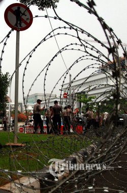 Gedung Grahadi Dikelilingi Kawat Berduri