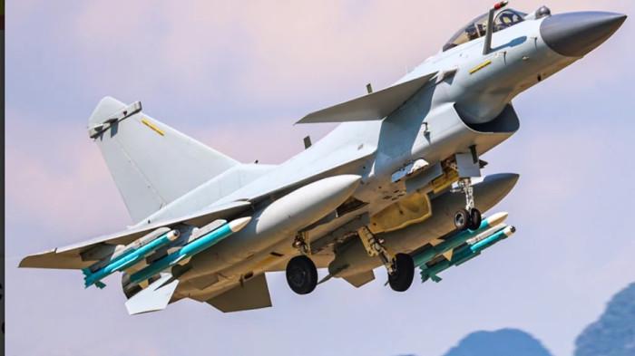 J-10 CHINA - Jet tempur J-10C adalah pesawat ringan bermesin tunggal yang dioptimalkan untuk misi superioritas udara, serangan presisi, dan pengintaian.