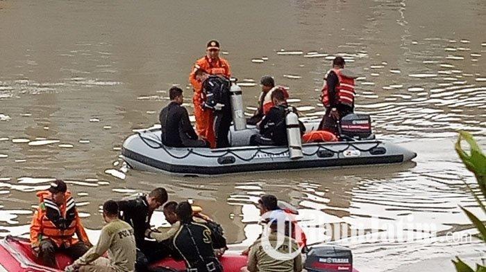 Cari Warga Surabaya di Sungai, Pasukan Khusus Marinir Diterjunkan, Saksi Ungkap Momen Korban Lenyap