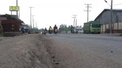 Aspal Jalan Baru Rusak, Pengguna Jalan Diminta Waspada