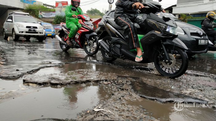 10 Provinsi dengan Jalan Rusak Paling Banyak di Indonesia, Mana Saja?