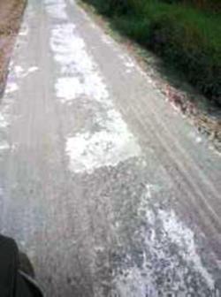 Proyek Jalan Rp 400 Juta, Sebulan Sudah Rusak Parah