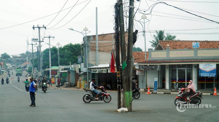 Keberadaan tiang listrik di tengah Jalan Cikiwul, Bantar Gebang, Bekasi, Jawa Barat, Kamis (3/11/2022) mendapat perhatian dari masyarakat luas. 