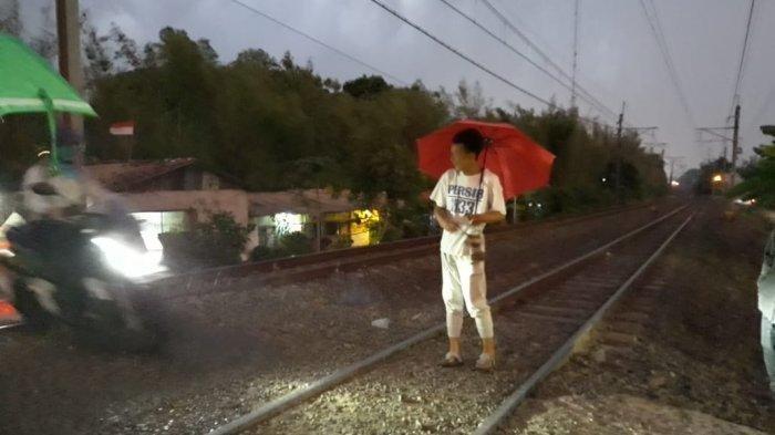 Tak Hiraukan Teriakan Warga, Pengemudi Ojol dan Penumpangnya 'Disambar' KRL di Pondok Ranji