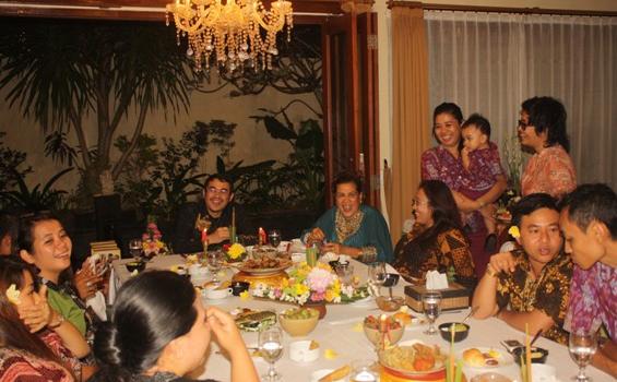 Lestarikan Tradisi Makam Malam dan Sungkem ke Penglisir