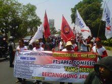 Ratusan Buruh Jalan Kaki Menuju Grahadi