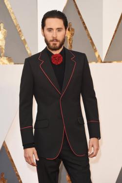 Bunga Merah di Jas Jared Leto Sedot Perhatian