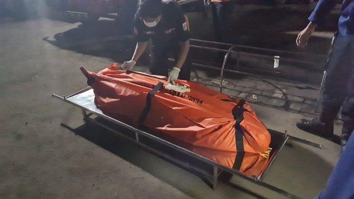 Diduga Tanpa Identitas, Mayat Pria Ditemukan Mengambang di Kolong Flyover Kyai Tapa