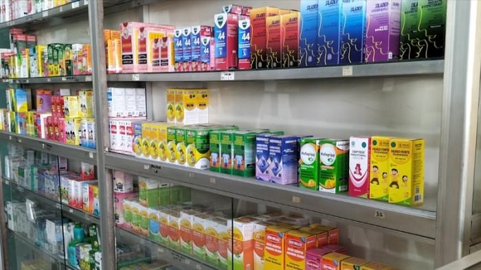 JEJERAN OBAT - Apotek Wahana Paten di kawasan Babelan, Bekasi, Jawa Barat mengungkapkan obat flu memang selalu menjadi salah satu produk yang paling banyak dicari masyarakat setiap hari. Belakangan ini obat flu juga terus dicari warga.