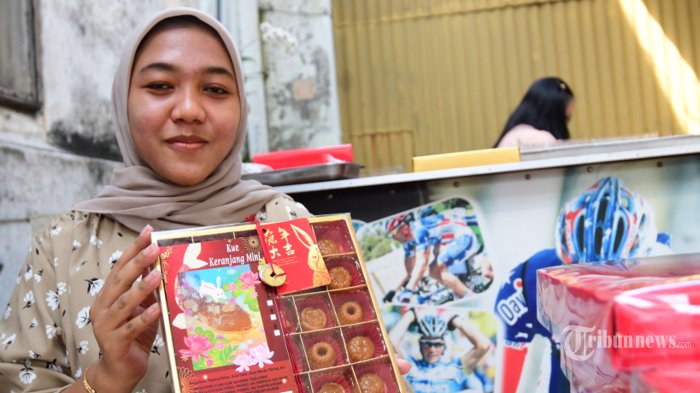 Perajin menunjukkan kue keranjang di Bananaleaf Catering, Kota Malang, Jawa Timur, Jumat (13/1/2023). Kue khas perayaan Tahun Baru China atau Imlek tersebut dijual dengan harga mulai Rp 40 ribu hingga Rp 50 ribu per box. Jelang Tahun Baru Imlek, perajin kue keranjang mengalami peningkatan permintaan. SURYA/PURWANTO