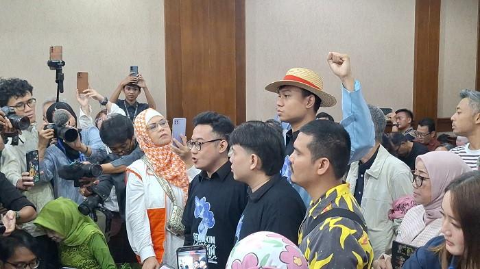 JELANG SIDANG VONIS - Terdakwa Demo Agustus 2025 Delpedro Marhaen, Muzaffar Salim, Syahdan Husein, dan Khariq Anhar di Ruang Sidang Kusuma Atmaja 4, Pengadilan Negeri Jakarta Pusat (PN Jakpus) jelang vonis, Jumat (6/3/2026).