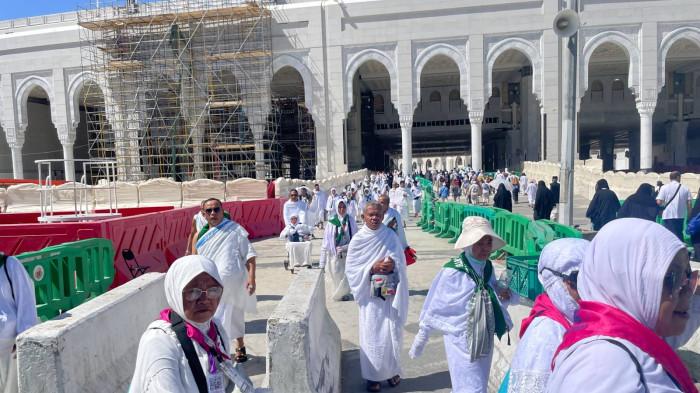 JEMAAH HAJI INDONESIA - Foto jemaah haji Indonesia berjalan menuju Terminal Bus Syib Amir dari Masjidil Haram setelah melaksanakan umrah wajib, Jumat (1/5/2026). (Media Center Haji 2026)