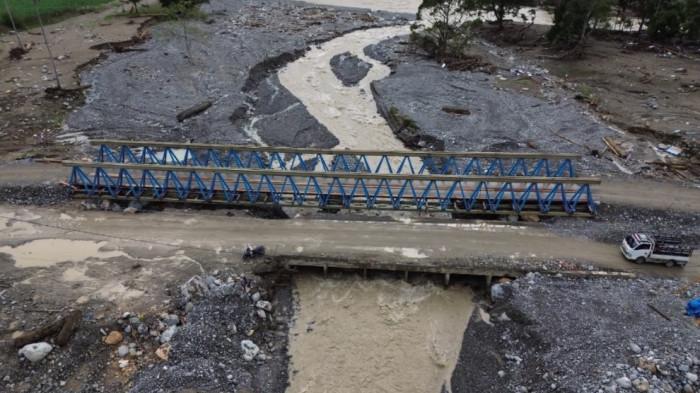 PEMBANGUNAN JEMBATAN - PT Hutama Karya bantu pemasangan Jembatan Bailey  Kabupaten Aceh Tenggara, Provinsi Aceh.