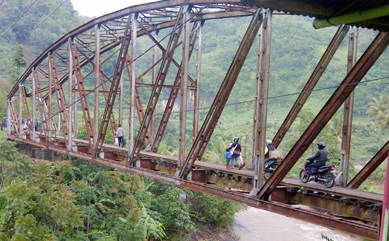 Longsor, Warga Terpaksa Lintasi Jembatan Bekas Rel