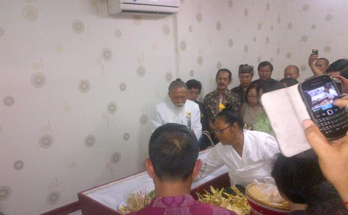 Jenazah Wakapolda Bali Dilepas Lewat Upacara Keagamaan dan Militer