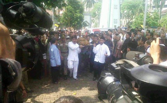 Usai Dishalatkan Jenazah Yoyoh Langsung Dibawa ke Tangerang